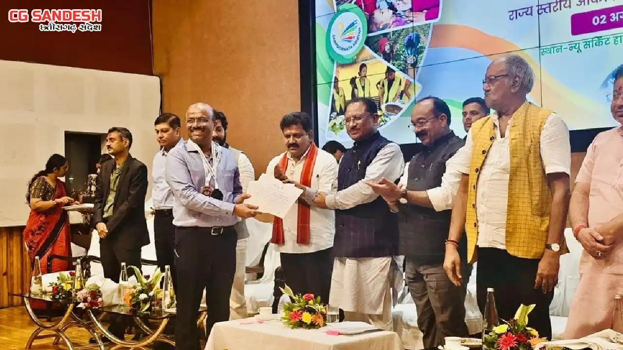 आकांक्षी जिला एवं विकासखंड हेतु महासमुंद जिले को ताम्र और पिथौरा विकासखंड को रजत मेडल से सम्मानित किया गया