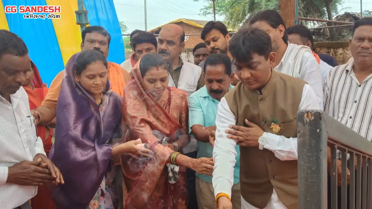 महासमुंद : सीसी रोड भूमिपूजन कार्यक्रम में शामिल हुए विधायक योगेश्वर राजू सिन्हा