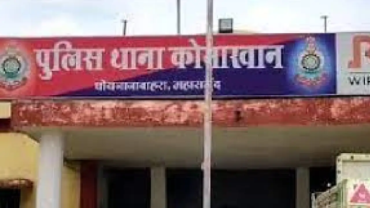 कोमाखान : खड़ी ट्रक से बाइक की टक्कर, युवक घायल - CG Sandesh