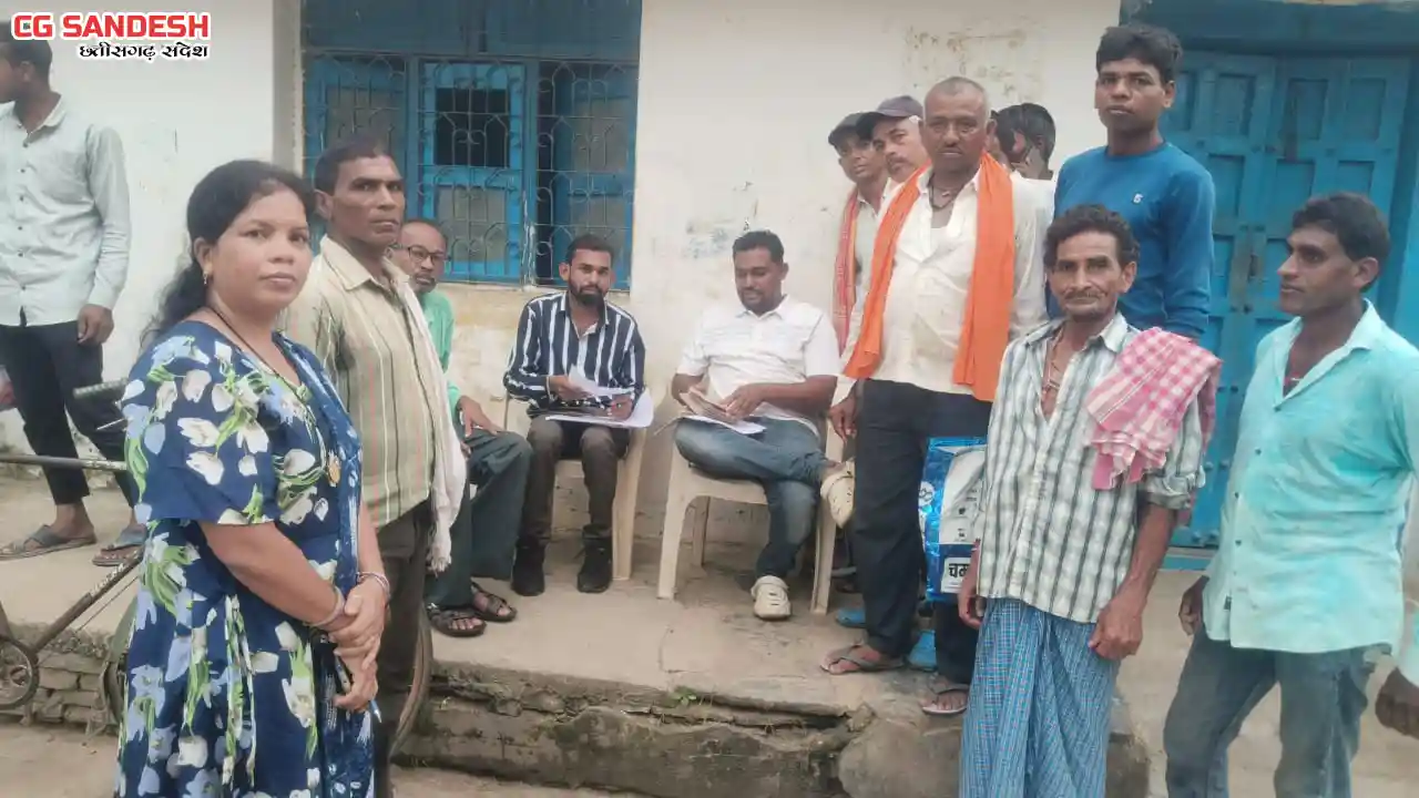 महासमुंद : शासकीय दर पर किया गया यूरिया का वितरण - CG Sandesh