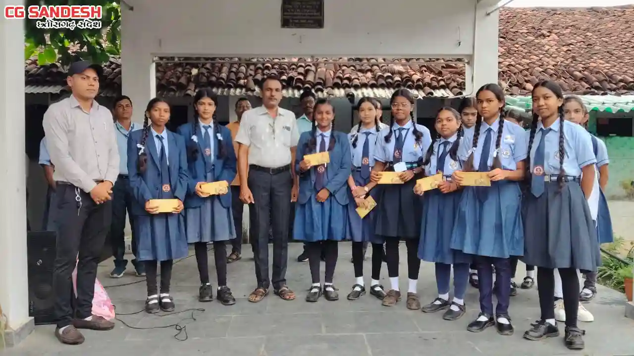 बसना : पीएम श्री सेजेस स्कूल में पोस्टर मेकिंग प्रतियोगिता क... - CG Sandesh