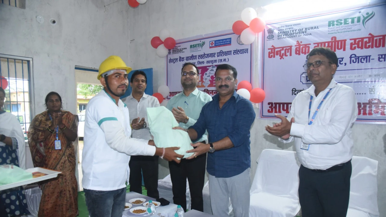 CG: दरिमा में 35 ग्रामीणों ने सीखा राजमिस्त्री एवं रानी मिस्... - CG Sandesh