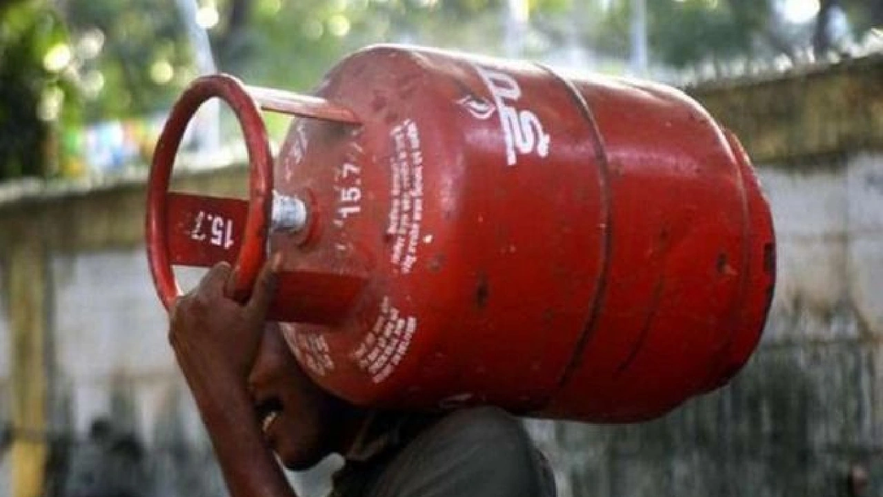  मां महामाया एचपी गैस एजेंसी पर छापेमारी, 6.33 लाख रुपये मूल... - CG Sandesh