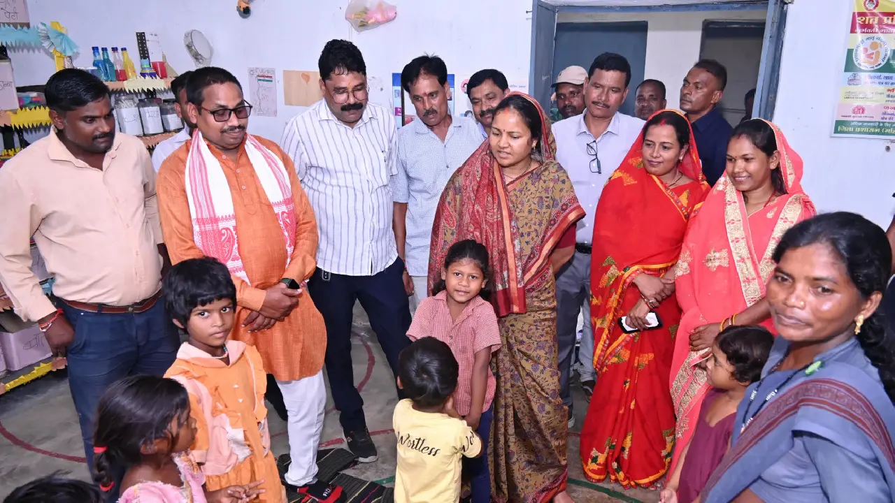  CG: मंत्री लक्ष्मी राजवाड़े ने धरसेड़ी आंगनबाड़ी केंद्र का  कि... - CG Sandesh