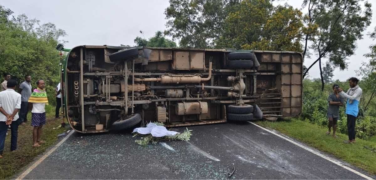 CG : अचानक सड़क पर पलटी तेज रफ्तार यात्रियों से भरी राजधानी ब... - CG Sandesh