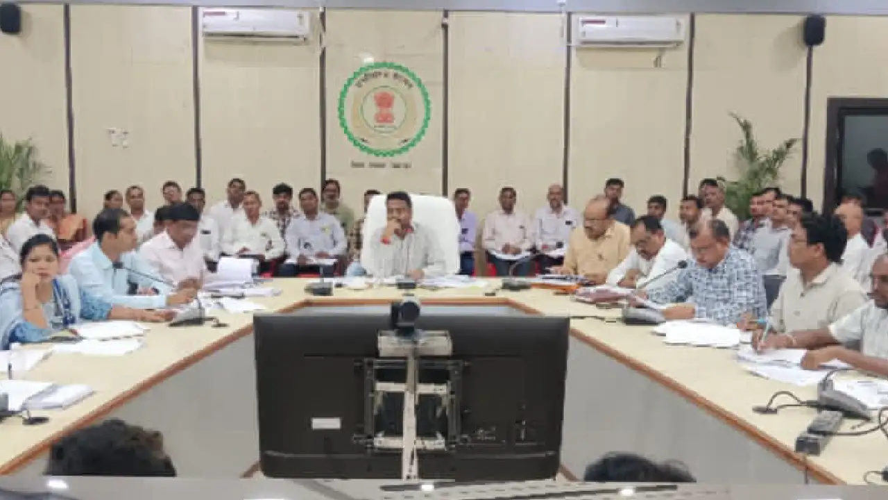 महासमुंद : प्रधानमंत्री आवास योजना-ग्रामीण की प्रगति को लेकर... - CG Sandesh