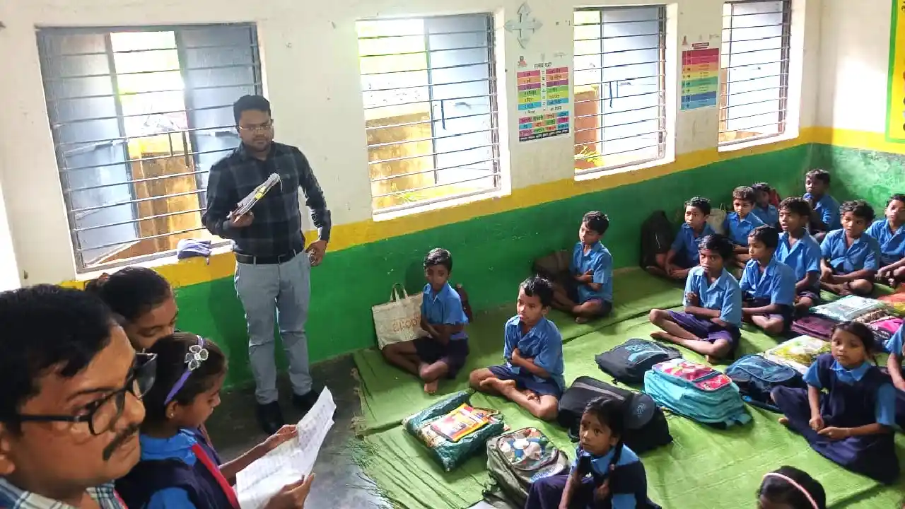 जिला सीईओ नंदनवन ने ली जनपद पंचायत पिथौरा में योजनाओं की समी... - CG Sandesh