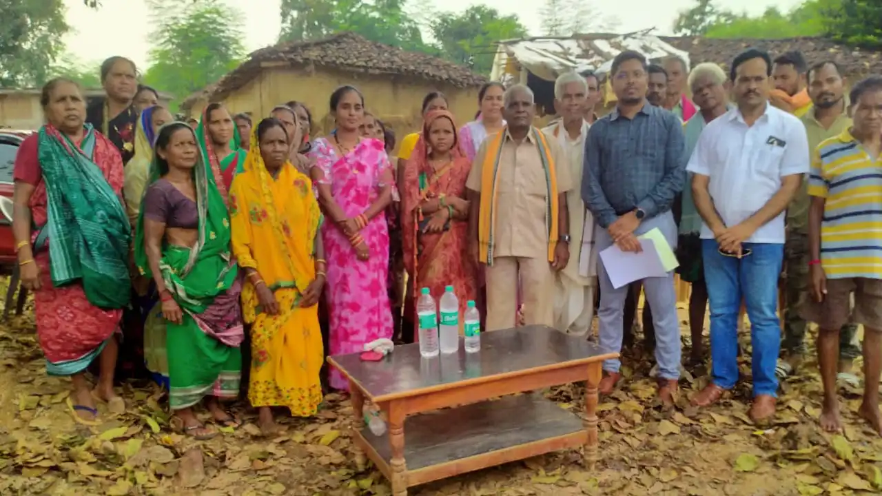 बसना : आदिवासी महिला को मिला प्रशासन से न्याय, सरपंच ने पीड़... - CG Sandesh