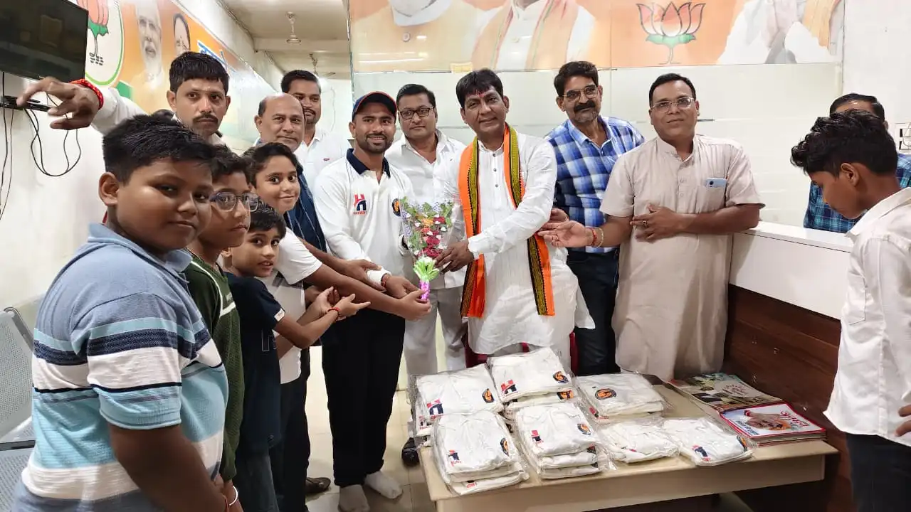 महासमुंद विधायक ने क्रिकेट अकादमी की नई जर्सी का किया अनावरण - CG Sandesh