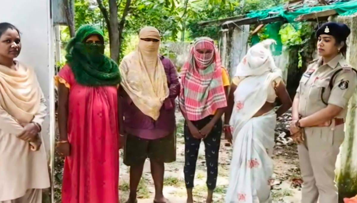 महासमुंद : देहव्यापार की आशंका पर ग्रामीणों ने मकान में मारा... - CG Sandesh