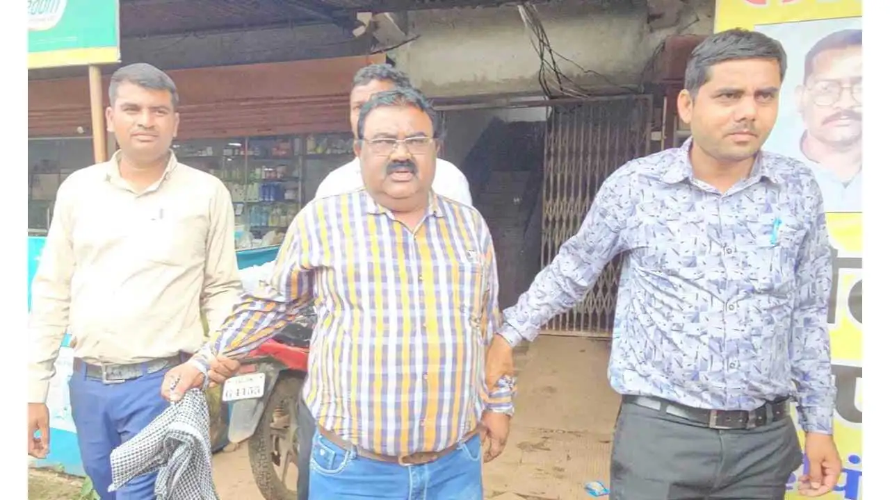  CG ब्रेकिंग : किसान से रिश्वत लेते पकड़ा गया पटवारी संघ का ... - CG Sandesh