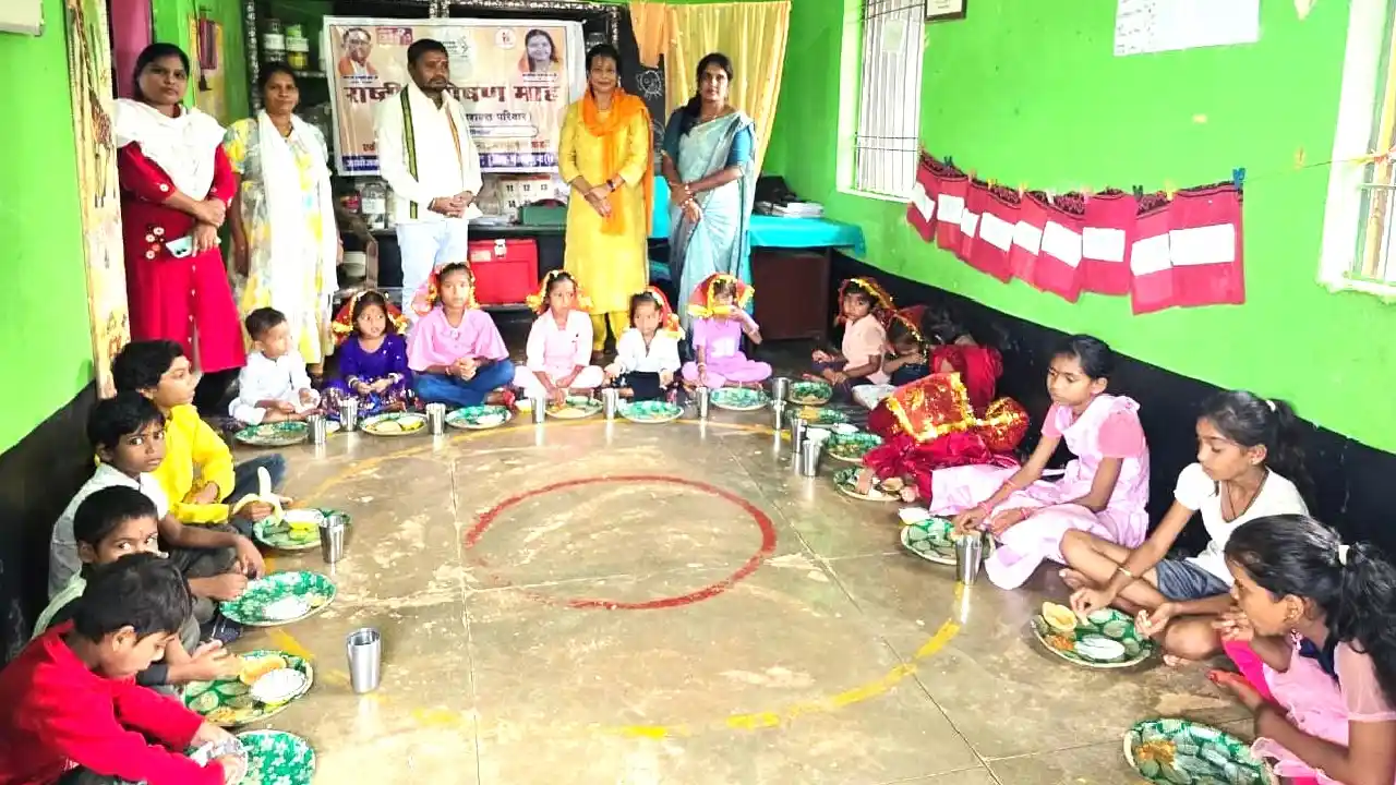 महासमुंद : आंगनबाड़ी केंद्र में कन्या भोज का आयोजन - CG Sandesh