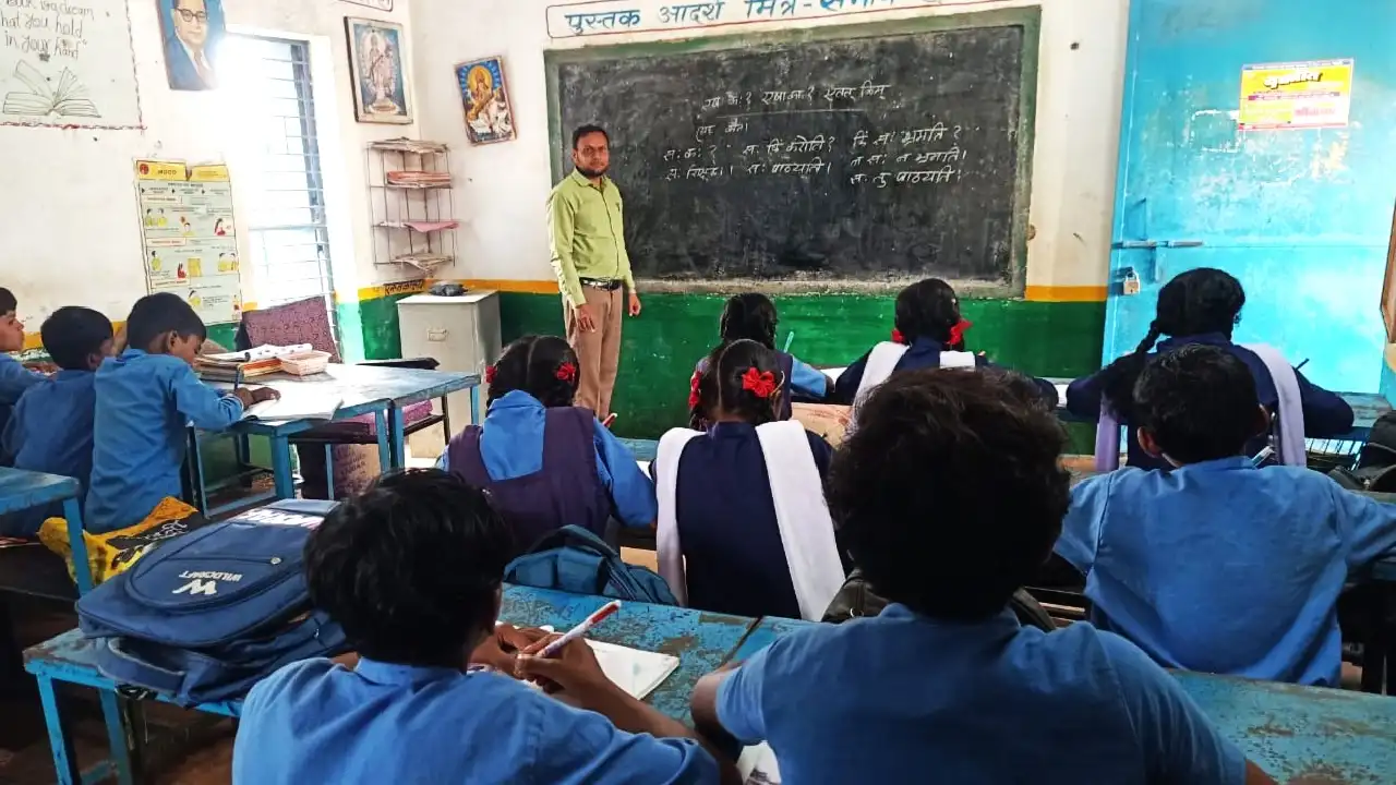 महासमुंद : युक्तियुक्तकरण से शिक्षा में आई नई रोशनी: हायर से... - CG Sandesh