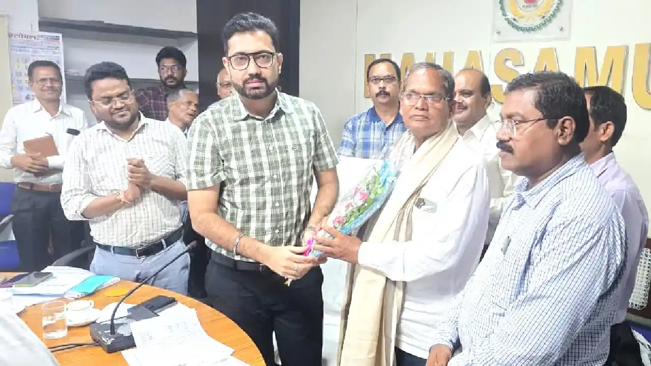 महासमुंद : शिक्षक रमेश लाल पटेल को सेवानिवृत्ति के दिन ही मि... - CG Sandesh
