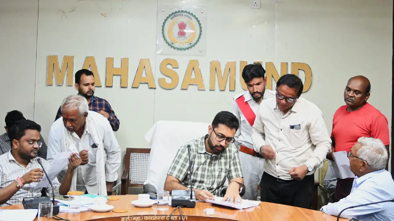 महासमुंद : कलेक्टर ने जन चौपाल में सुनी आम जनों की समस्याएं - CG Sandesh