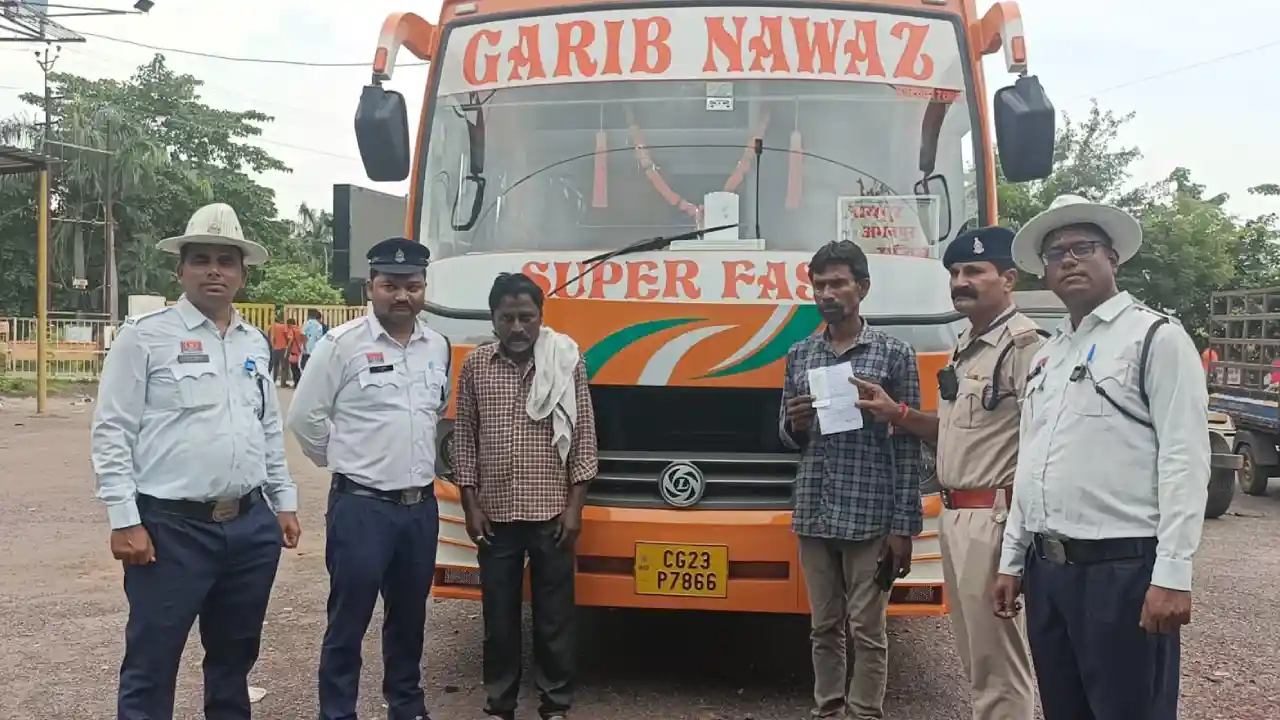 CG : भारी मात्रा में शराब का सेवन कर लहराते हुए बस चला रहा थ... - CG Sandesh