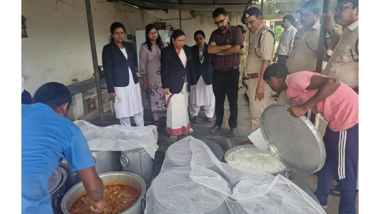 महासमुंद : अंडर ट्रायल रिव्यू कमेटी ने किया जिला जेल का निरी... - CG Sandesh