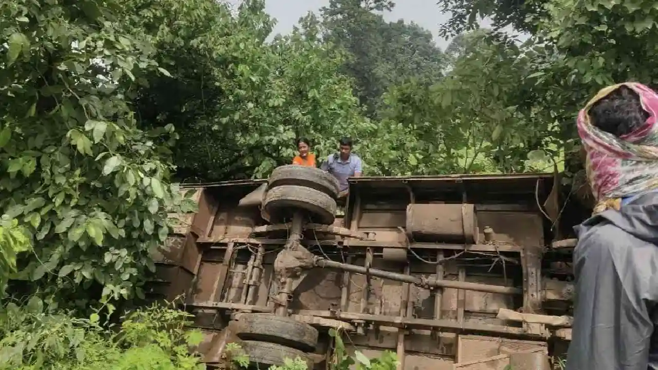   CG : ब्रेक फेल होने के बाद अनियंत्रित होकर पलटी यात्रियों ... - CG Sandesh