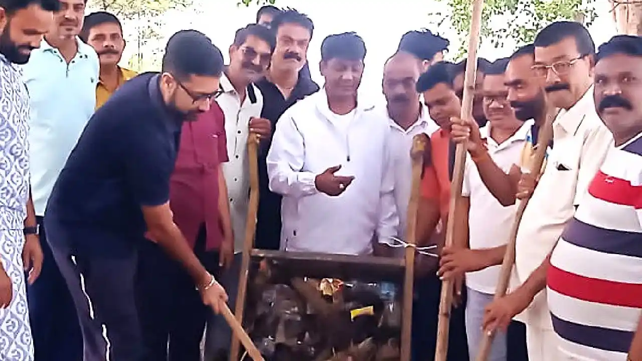 महासमुंद : विधायक एवं कलेक्टर ने बंधवा तालाब की सफाई कर दिया... - CG Sandesh