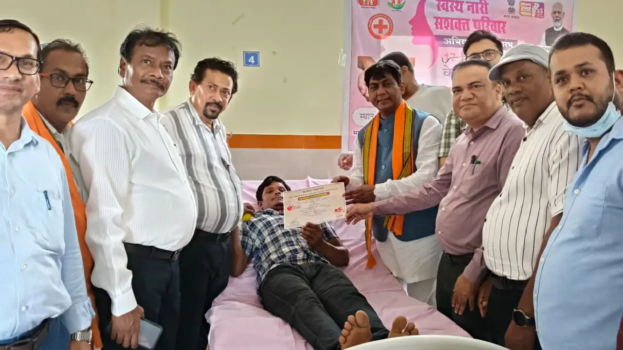 महासमुंद : स्वास्थ्य विभाग द्वारा जिला अस्पताल में विशाल रक्... - CG Sandesh