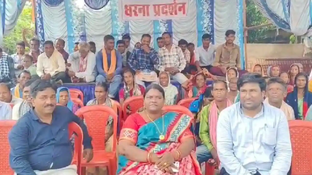 सरायपाली में सरकारी भवन पर कथित अतिक्रमण के खिलाफ धरना प्रदर... - CG Sandesh