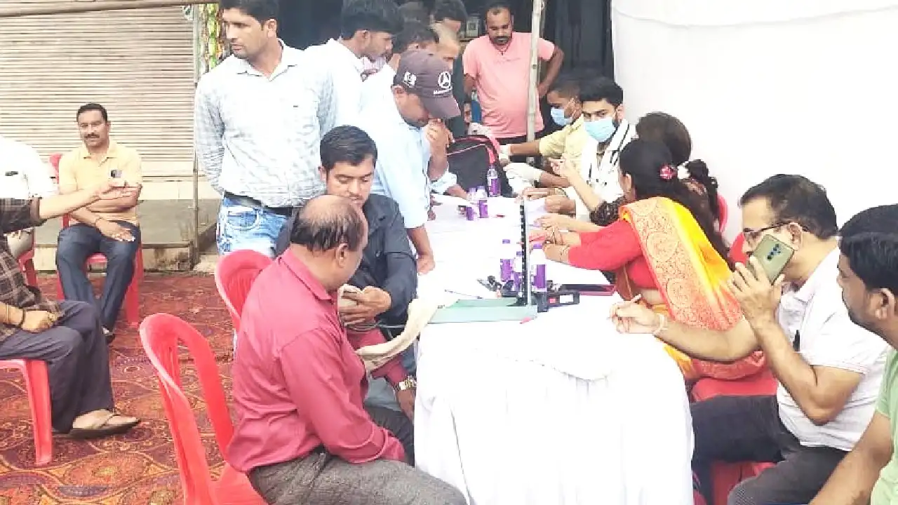 महासमुंद : सेवा पखवाड़ा 2025 अंतर्गत शिविर में बस व ऑटो चालको... - CG Sandesh
