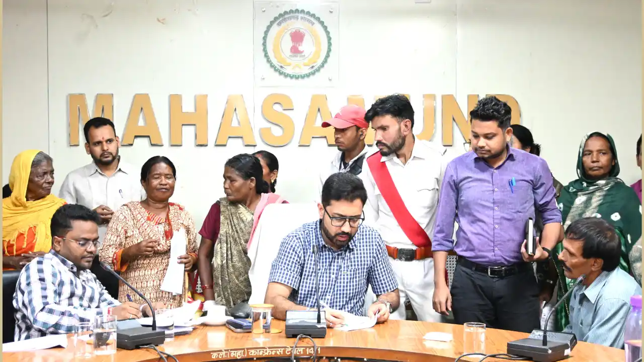महासमुंद : कलेक्टर ने जन चौपाल में सुनी आम जनों की समस्याएं - CG Sandesh