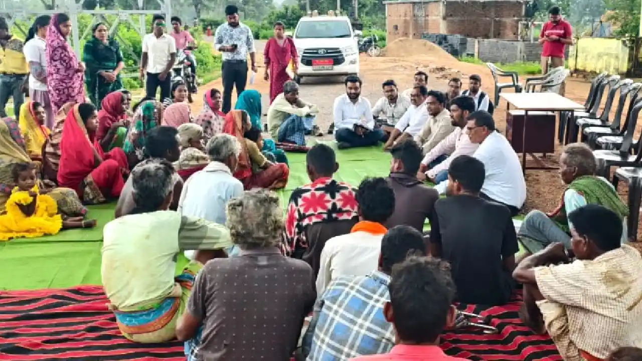 महासमुंद : मुख्य कार्यपालन अधिकारी नंदनवार ने कमार बस्ती में... - CG Sandesh