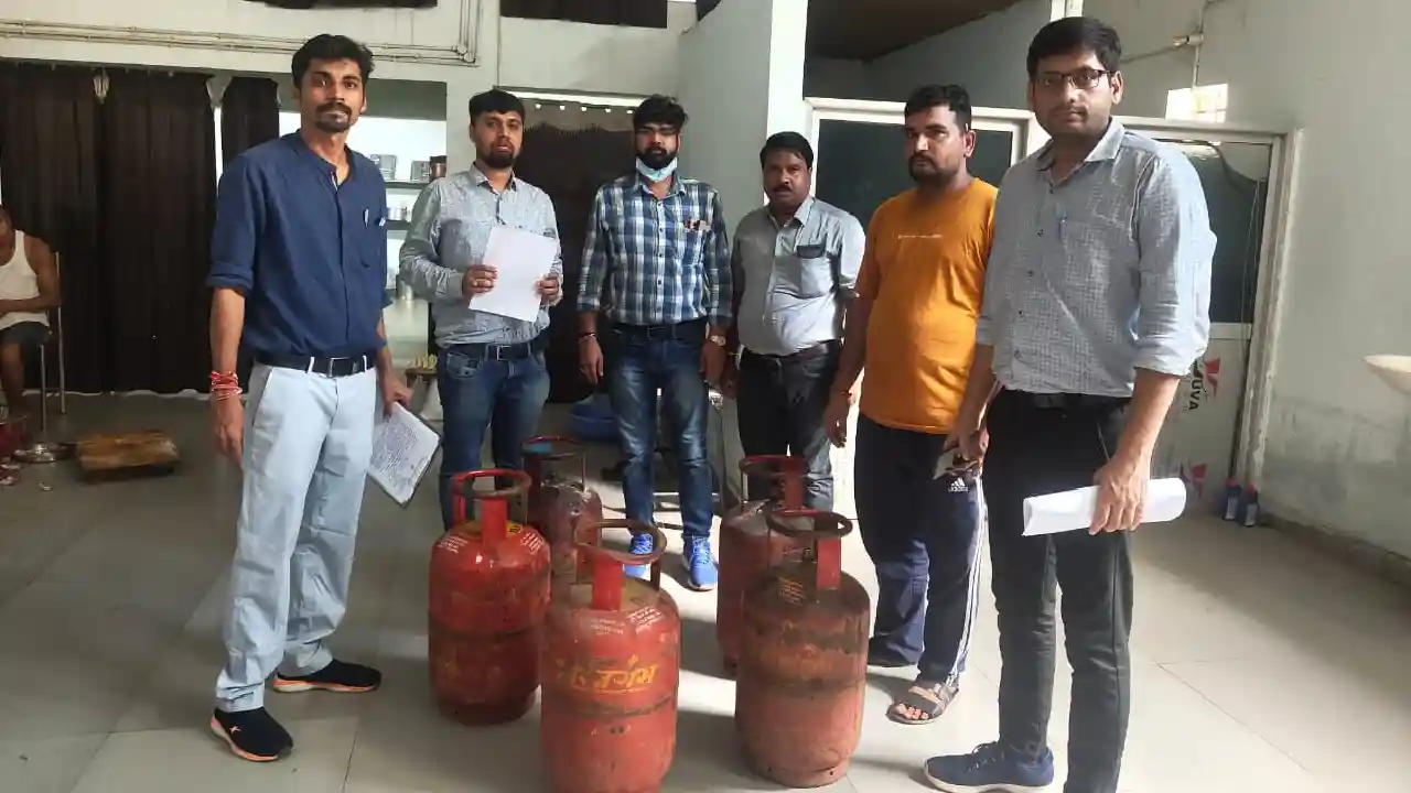 महासमुंद : खाद्य विभाग की कार्रवाई, 57 सिलेंडर जप्त - CG Sandesh