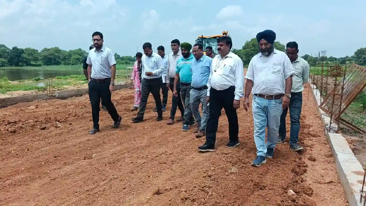 महासमुंद : कलेक्टर लंगेह ने गढ़फूलझर में पाथवे, चौपाटी एवं उद... - CG Sandesh