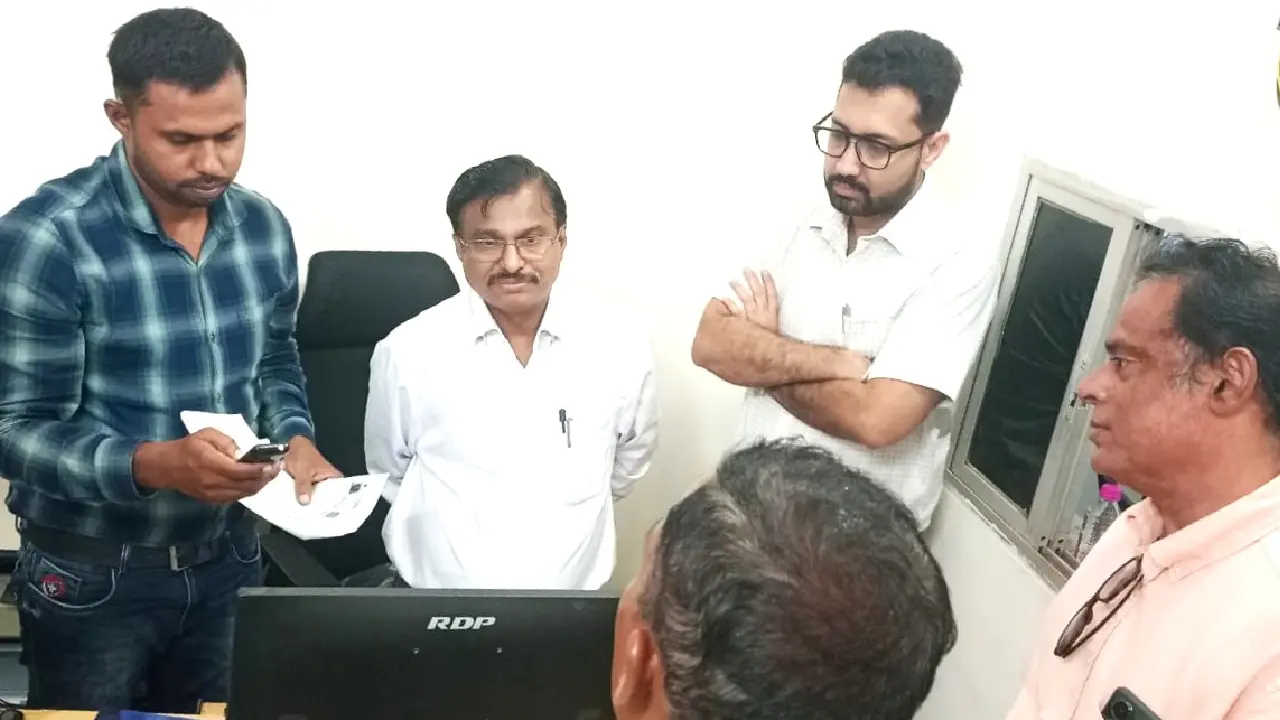 महासमुंद : कमिश्नर कावरे ने एग्रीस्टेक पंजीयन की जानकारी ली - CG Sandesh