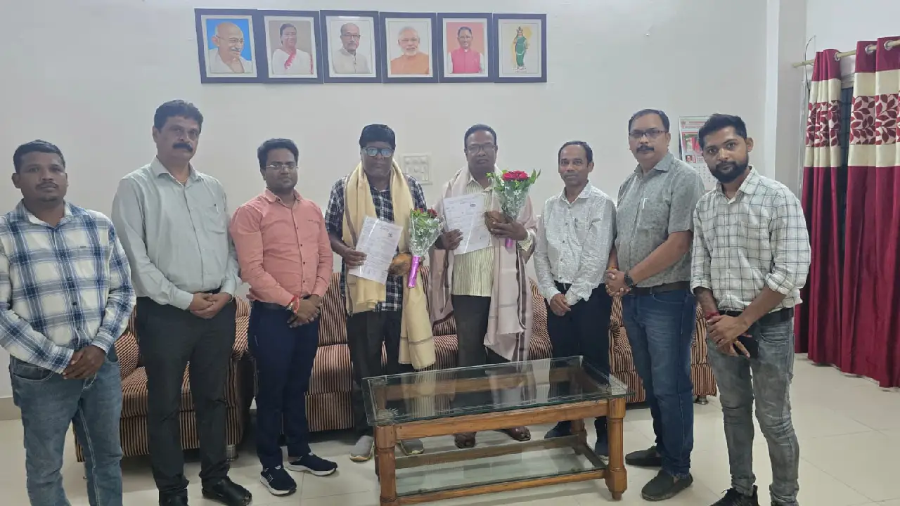 महासमुंद  जिला प्रशासन की संवेदनशील पहल : सेवानिवृत्त शिक्षक... - CG Sandesh