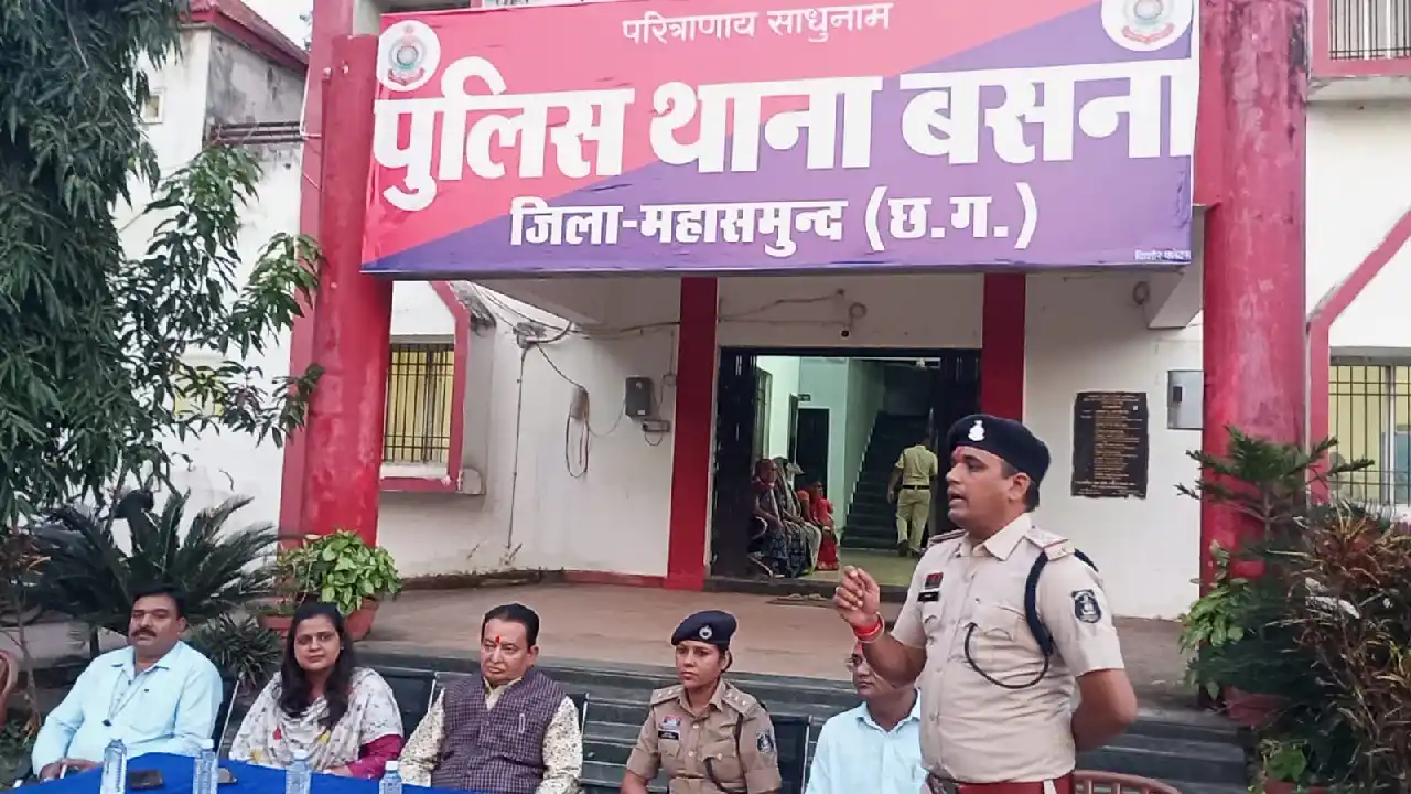 बसना थाना परिसर में दुर्गा उत्सव शांति समिति की बैठक सम्पन्न - CG Sandesh