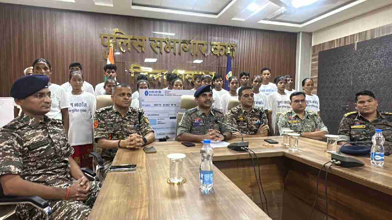 CG : 9 महिलाओं सहित 20 माओवादियों ने किया आत्मसमर्पण, प्रदान... - CG Sandesh