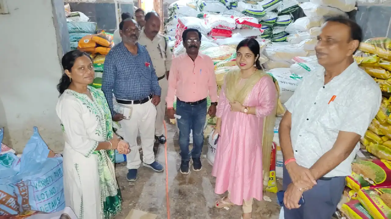 महासमुंद : 35 दुकानों के लाइसेंस निलंबित एवं 20 दुकानों को क... - CG Sandesh
