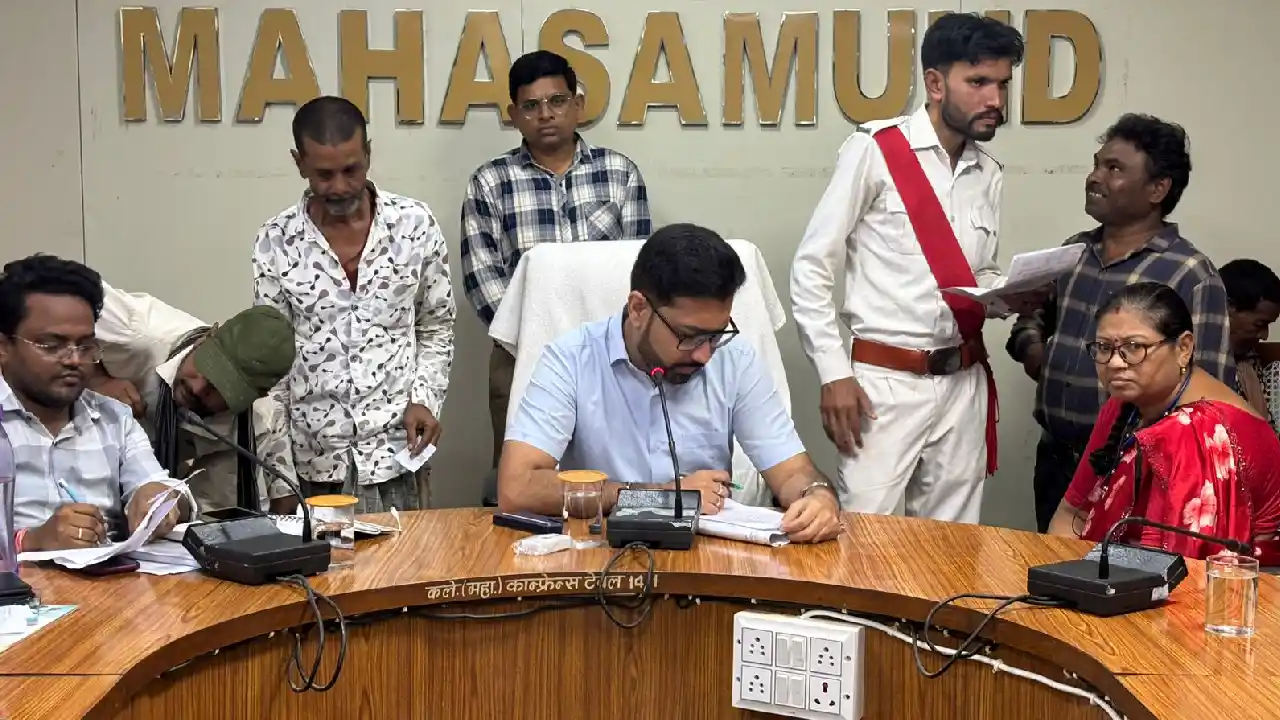 महासमुंद : कलेक्टर ने जन चौपाल में सुनी आम जनों की समस्याएं - CG Sandesh
