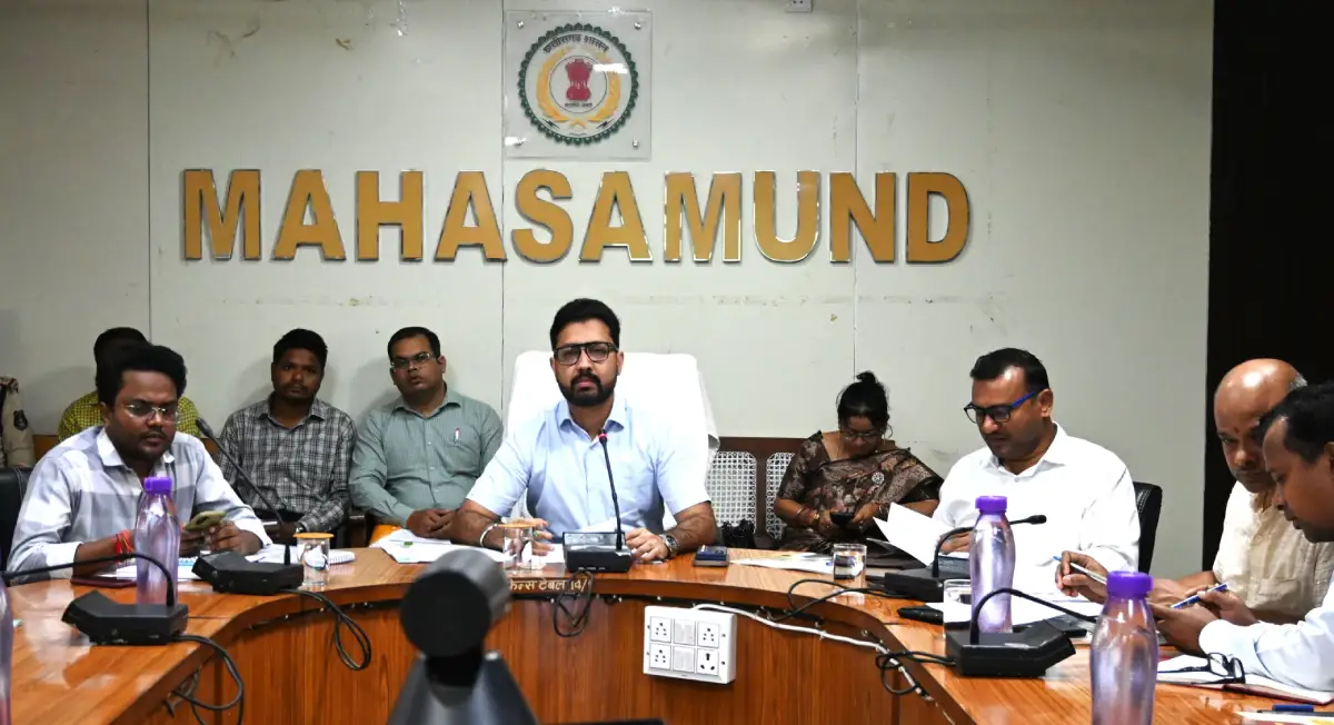 महासमुंद : कलेक्टर ने ली साप्ताहिक समय-सीमा की बैठक - CG Sandesh