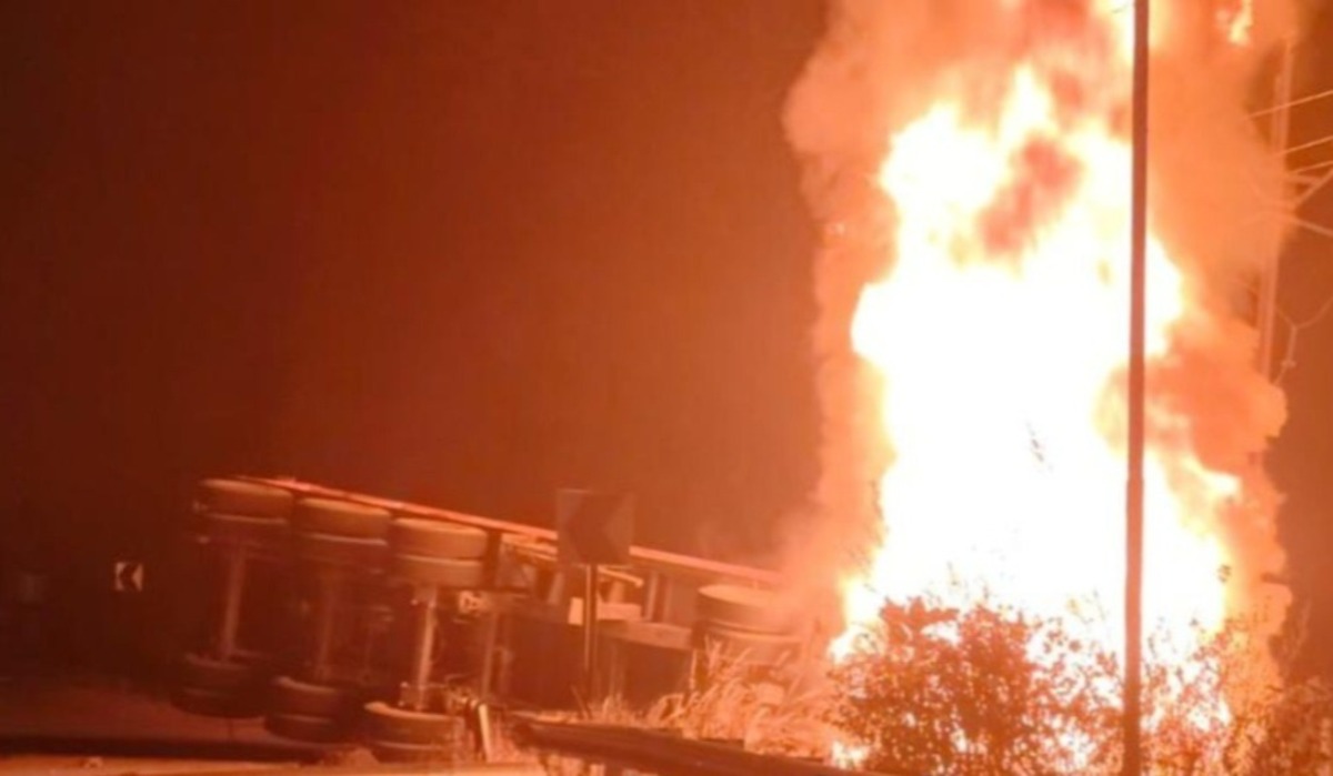 CG : खंभे टकराई ट्रेलर, भीषण आग लगने से जिंदा जला ड्राइवर  - CG Sandesh