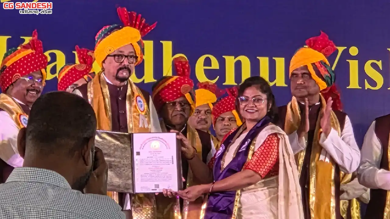महासमुंद : दीक्षांत समारोह में राज्यपाल रमेन डेका के हाथों ज... - CG Sandesh