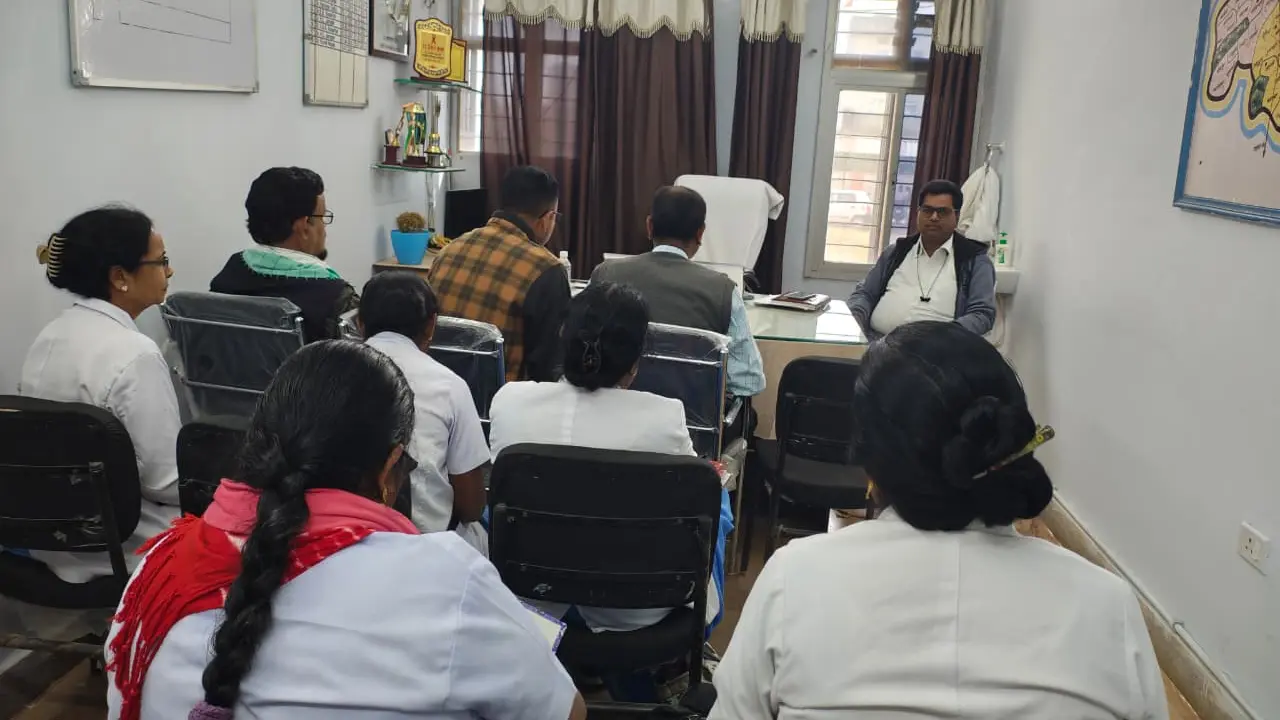 सरायपाली : स्वास्थ्य पर्यवेक्षकों का मीटिंग लिया गया - CG Sandesh