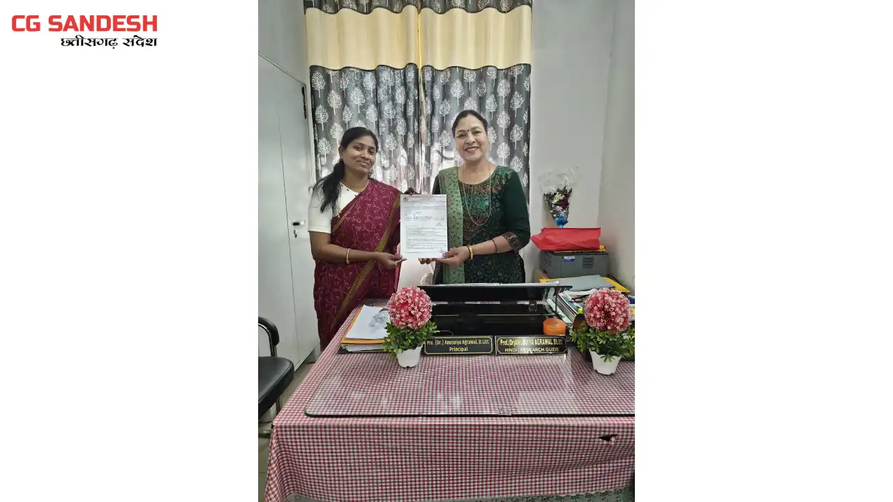डॉ. अनुसुइया अग्रवाल डी.लिट्. की शोधार्थी नम्रता धु्रव को मि... - CG Sandesh