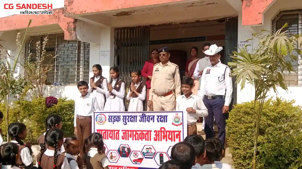 महासमुंद : यातायात पुलिस ने दी यातायात नियम एवं संकेत सम्बंध... - CG Sandesh