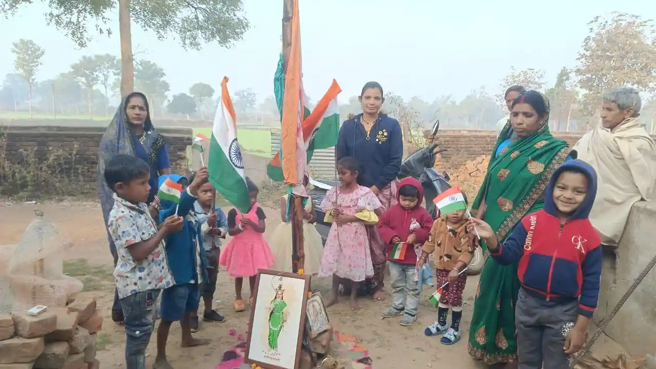 पिथौरा : आंगनबाड़ी कार्यकर्ता बोलीं सही लगाया गया था तिरंगा,... - CG Sandesh