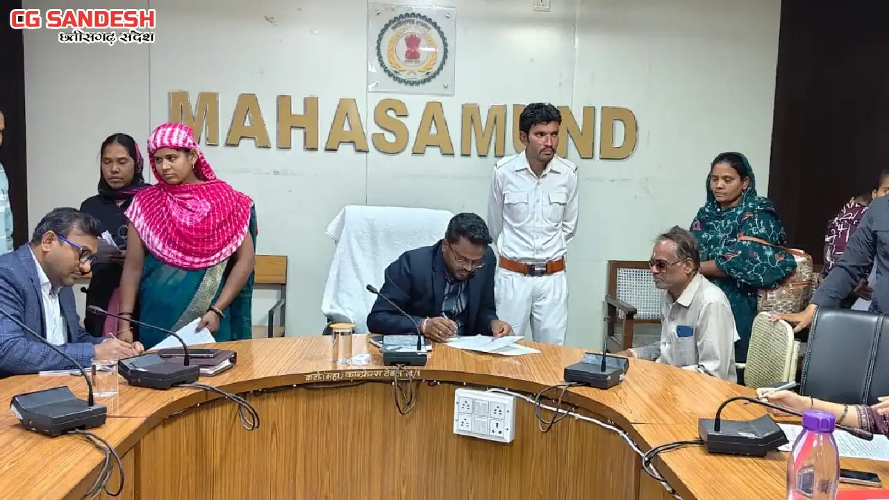 महासमुंद : सीईओ हेमंत नंदनवार ने जन चौपाल में सुनी लोगों की ... - CG Sandesh