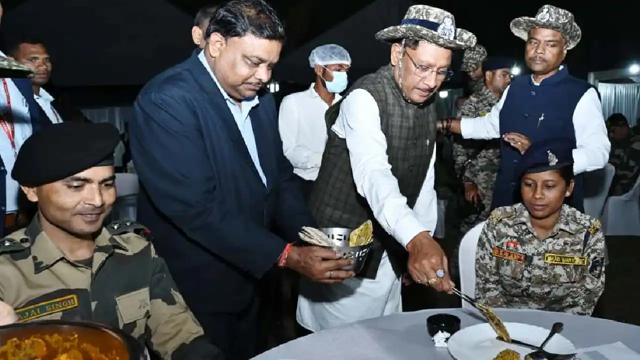 नारायणपुर में जवानों से मिले मुख्यमंत्री साय, हौसला बढ़ाया, स... - CG Sandesh