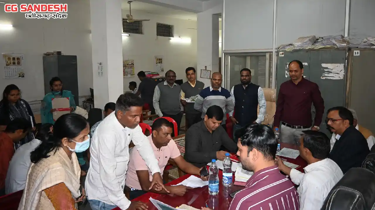 महासमुंद : 09 पेंशन प्रकरणो से संबंधित तथा 108 वेतन निर्धारण... - CG Sandesh