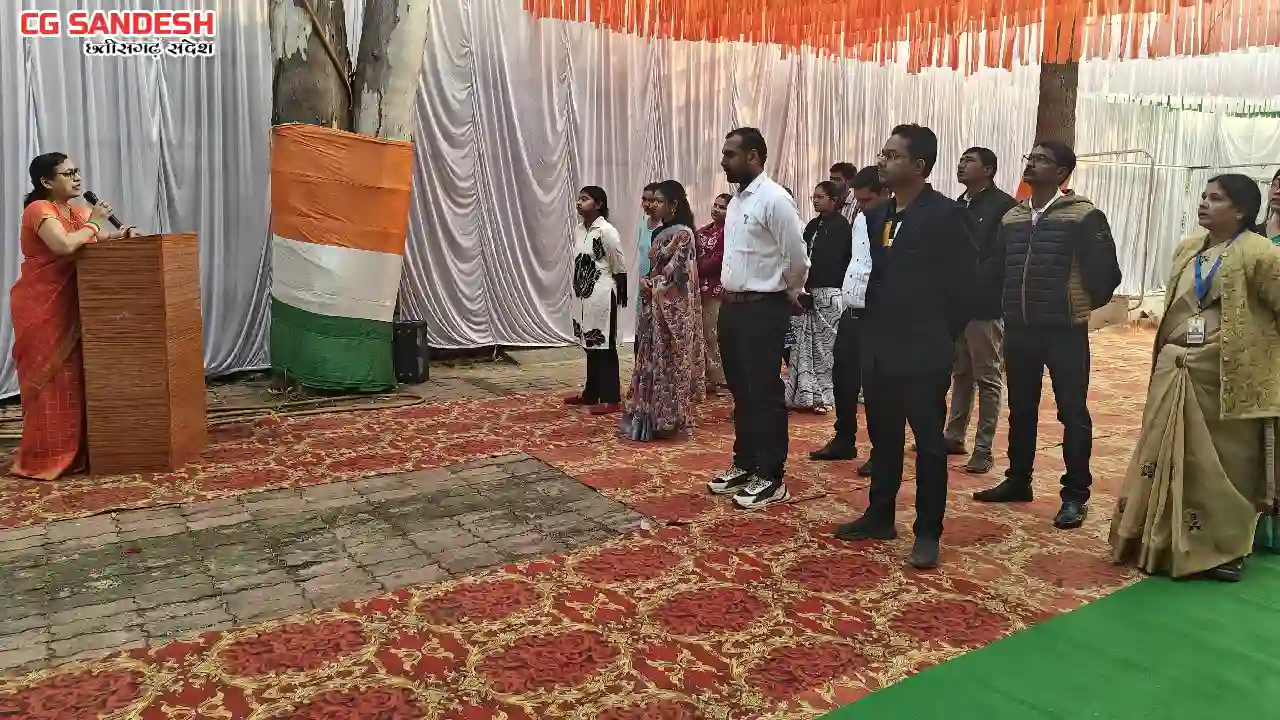 महासमुंद : स्वामी आत्मानंद कॉलेज में ध्वजारोहण, सांस्कृतिक प... - CG Sandesh