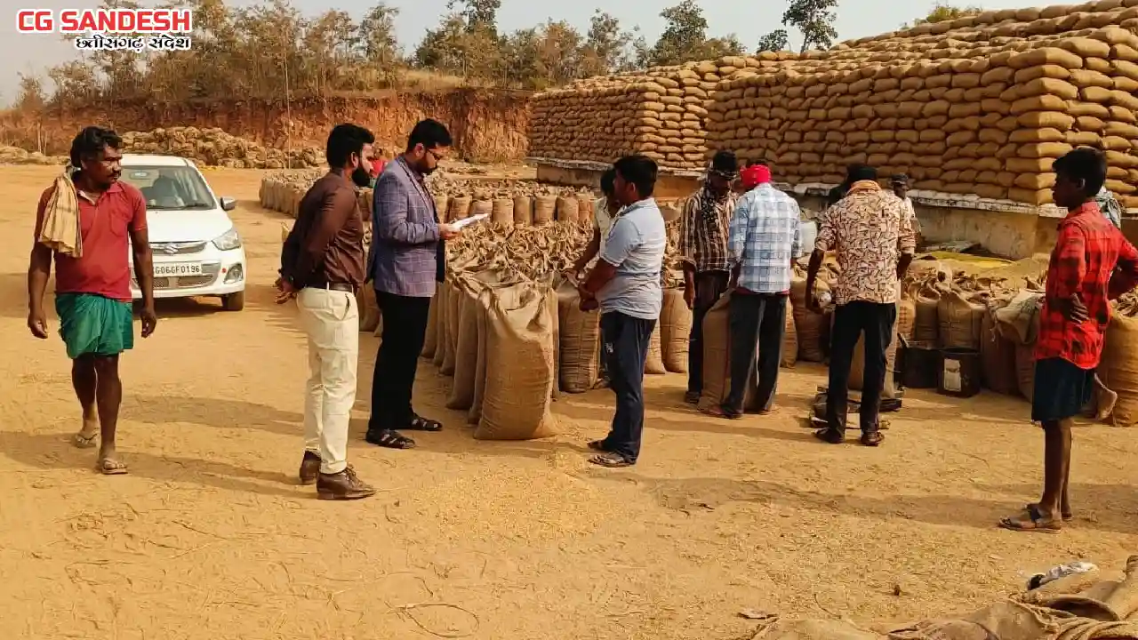 महासमुंद : कलेक्टर विनय कुमार लंगेह ने धान खरीदी केंद्र नर्स... - CG Sandesh