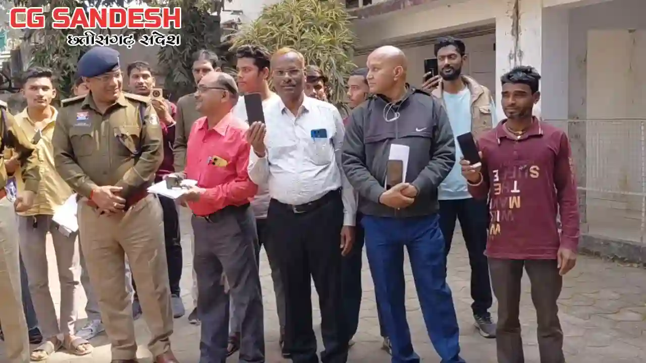CG : पुलिस ने गुम हुए मोबाइल ढूंढकर उनके असली मालिकों को सौं... - CG Sandesh