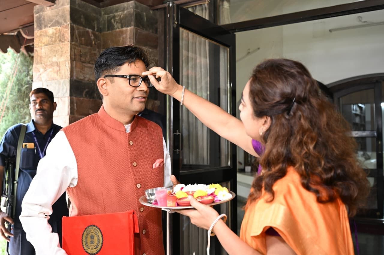  छत्तीसगढ़ के माटी का तिलक लगाकर विधानसभा के लिए निकले वित्त... - CG Sandesh